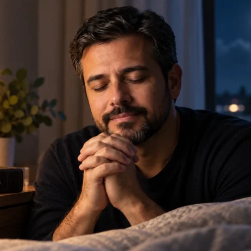 Quando a mente não consegue descansar, esta oração ajuda a entregar a Deus as preocupações do dia